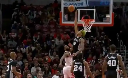 马刺鏖战尼克斯，拉文刷新纪录